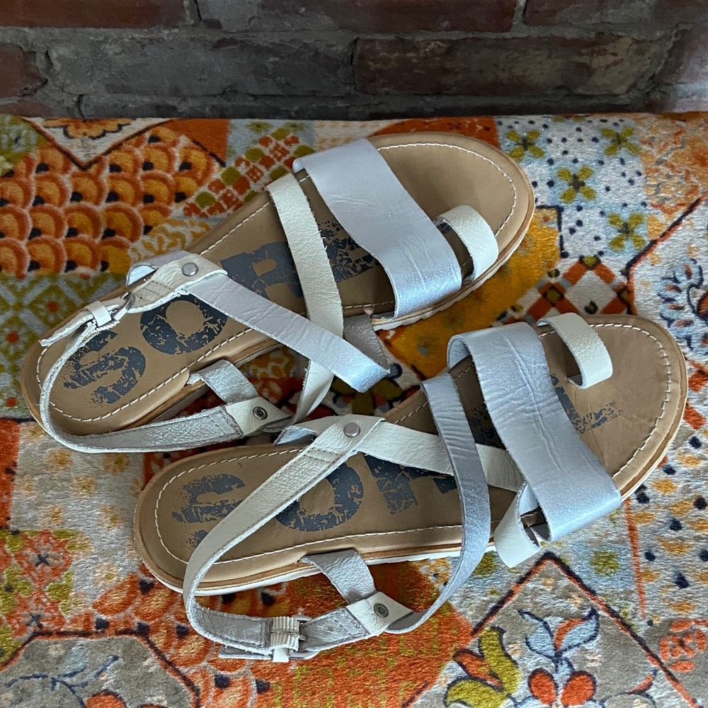 Sorel Women's Silver and Cream Sandals